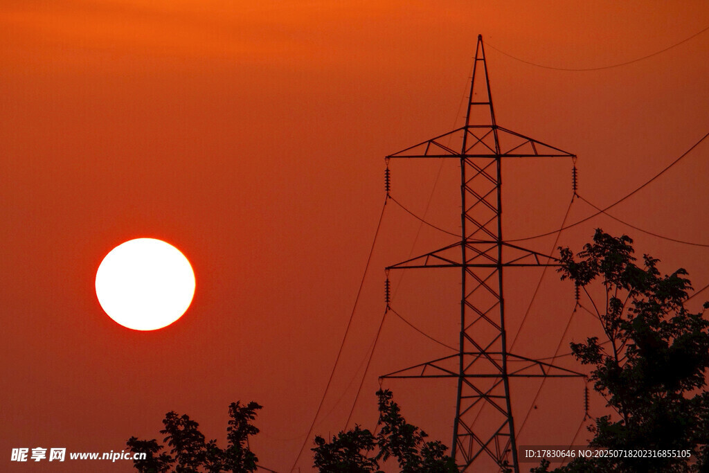 夕阳下的输电塔