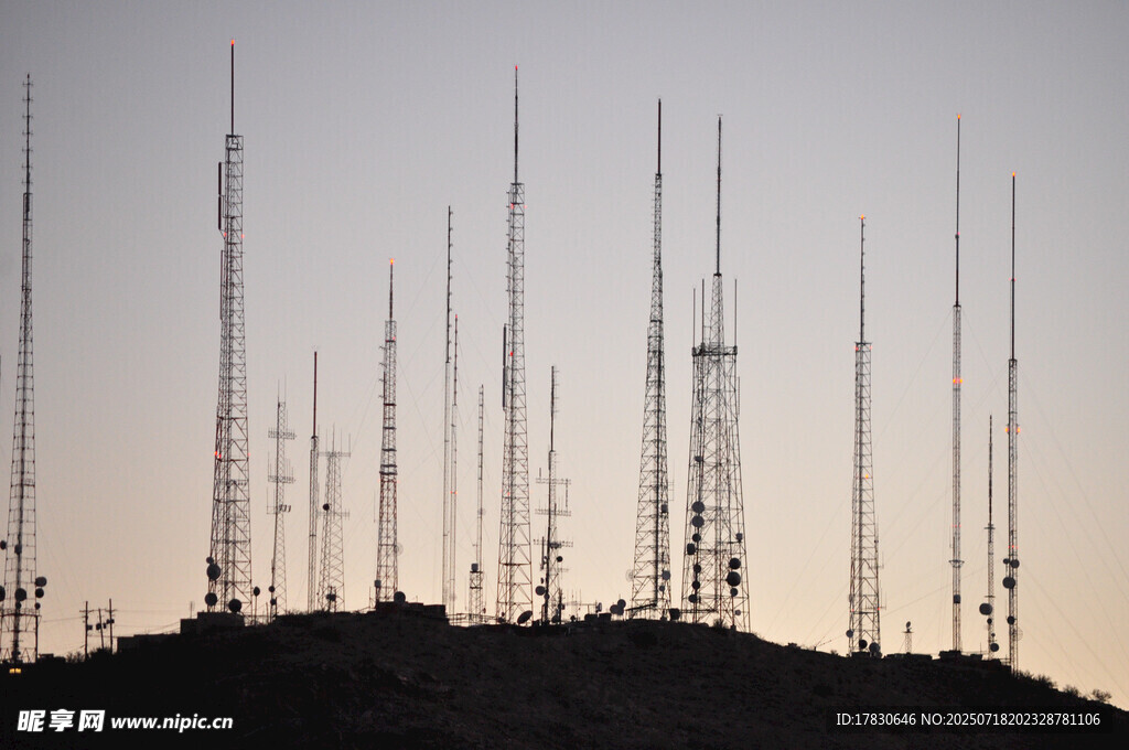 山顶林立的通信发射塔