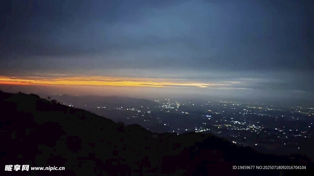 山顶俯瞰城市黄昏美景