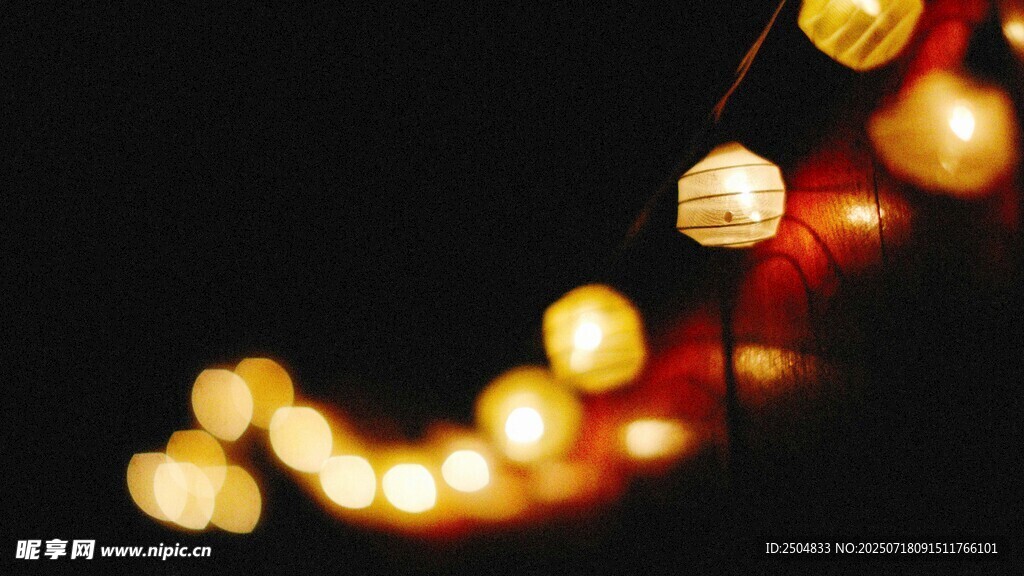 闪烁的暖色串灯营造氛围