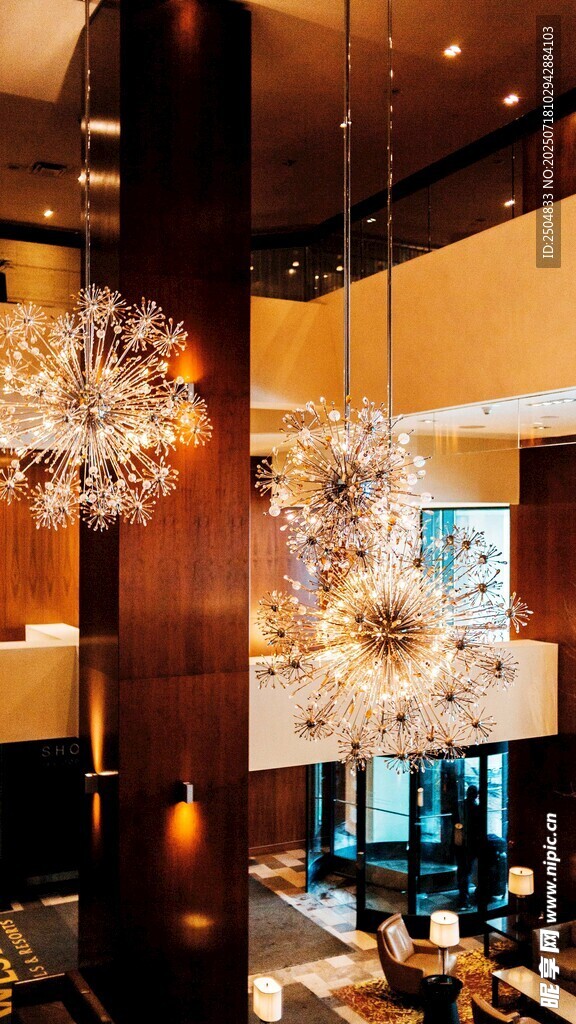 豪华餐厅内璀璨吊灯装饰