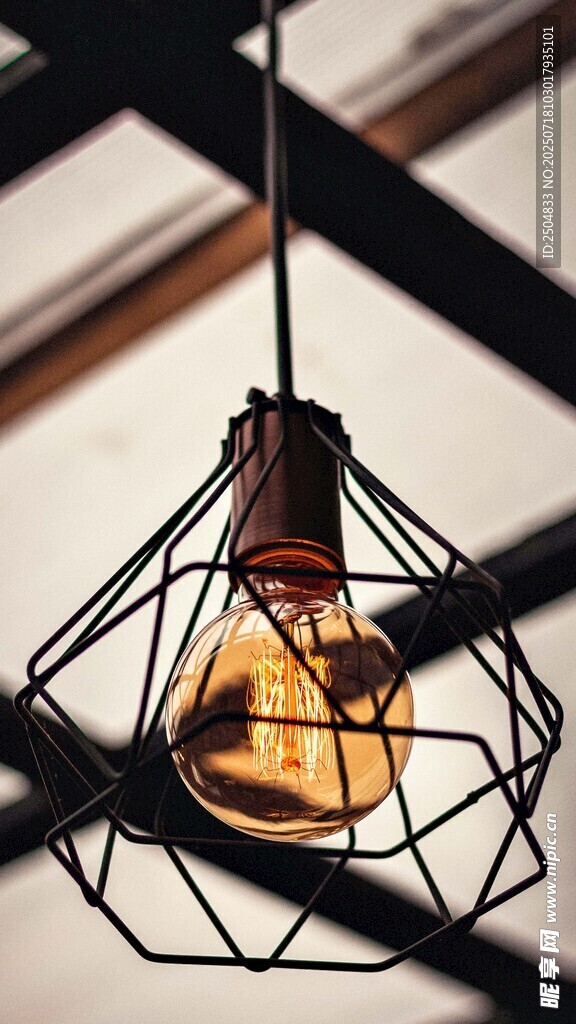 简约铁艺吊灯散发温暖光