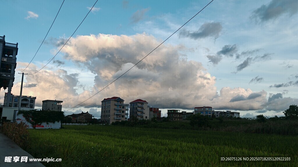 乡村傍晚田野与天空美景