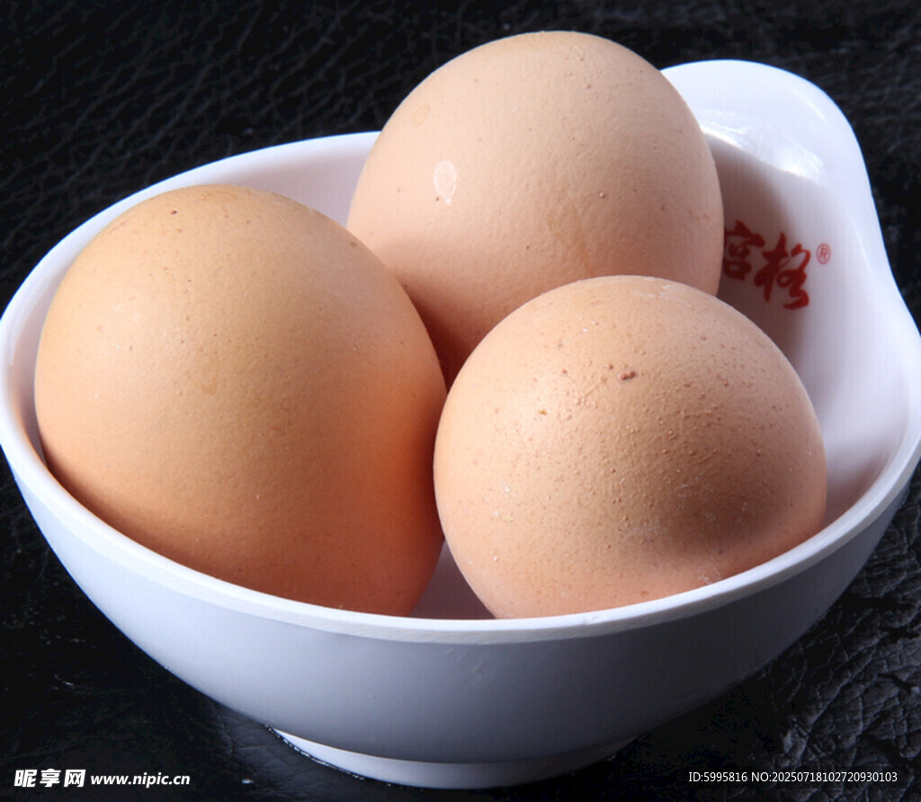 白碗中的三颗新鲜鸡蛋