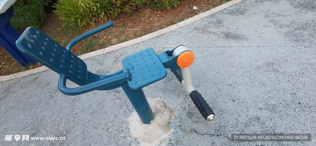 蓝色路面健身器材