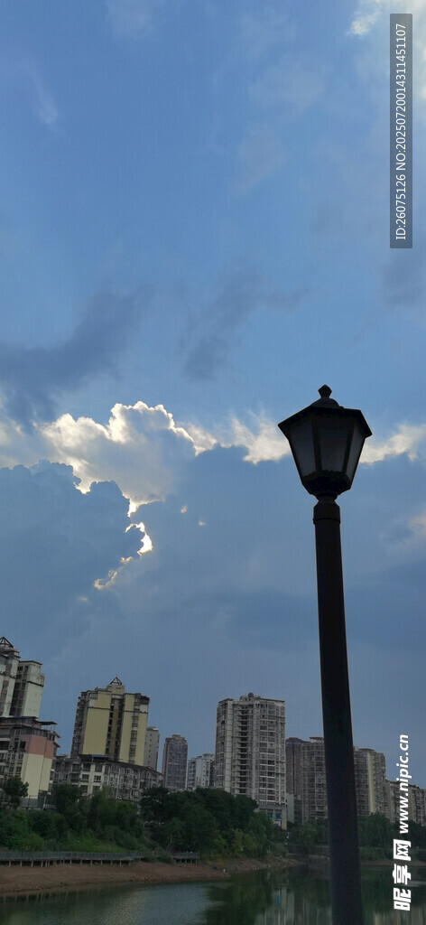 城市路灯与蓝天白云景观