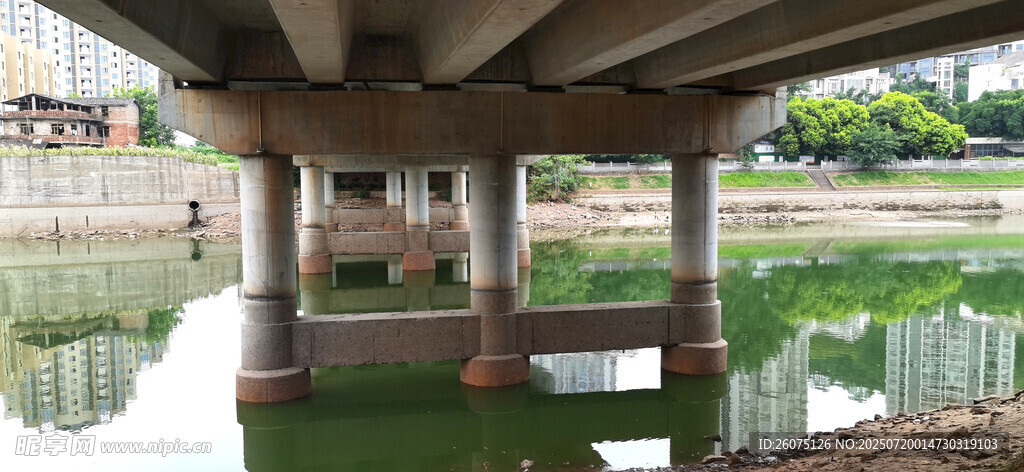 桥下绿水倒影风景