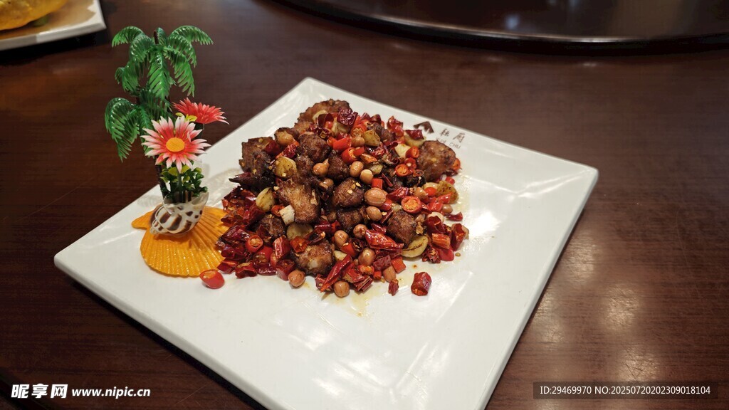 美味辣子鸡丁摆于盘中