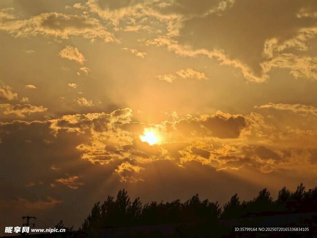 夕阳映云下的天际美景