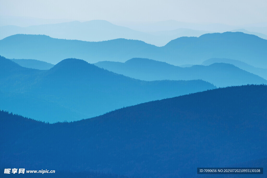 蓝色层峦叠嶂的壮美山脉