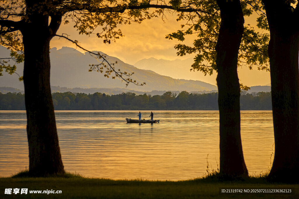 湖畔黄昏小船景