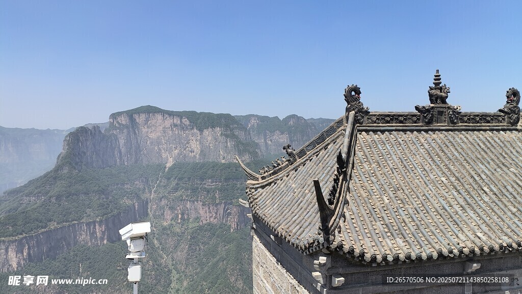 中式屋顶俯瞰壮丽山景