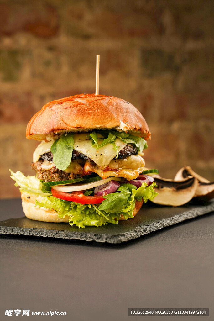 美味汉堡搭配新鲜食材
