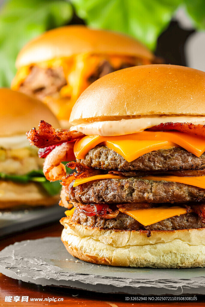 美味多层芝士牛肉汉堡