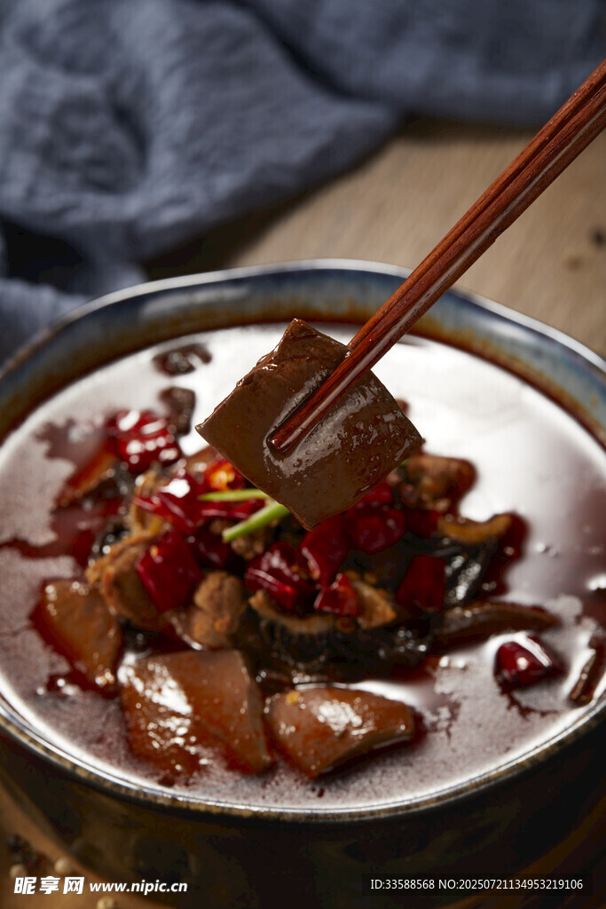 毛血旺 竖版 夹起鸭血