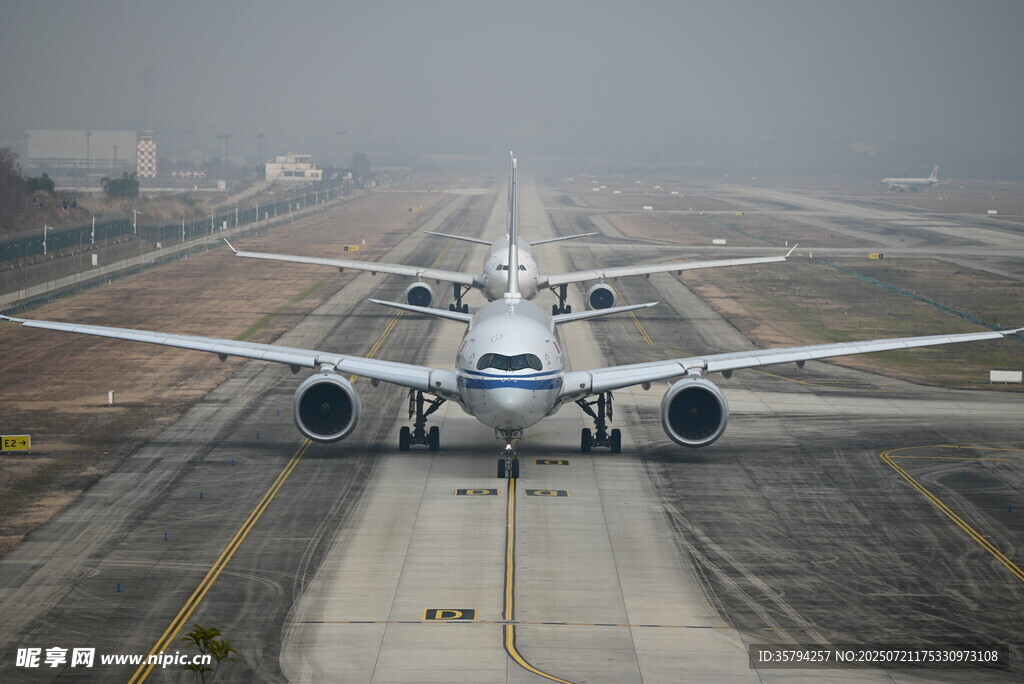 跑道上的大型客机