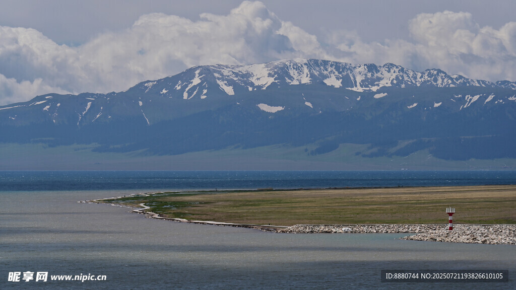 雪山下的宁静湖泊风光