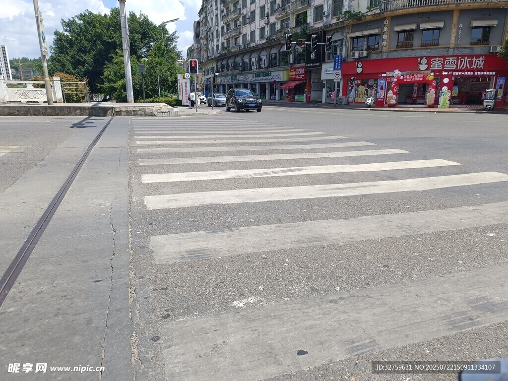 城市街道的斑马线场景