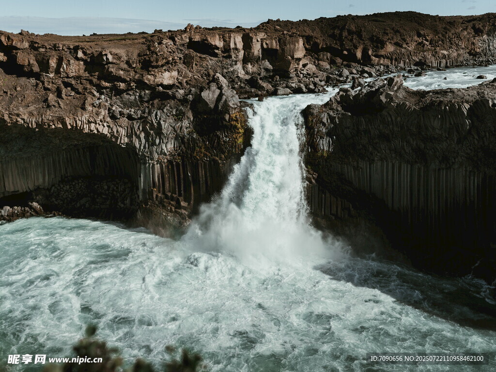 壮观瀑布倾泻于岩石间