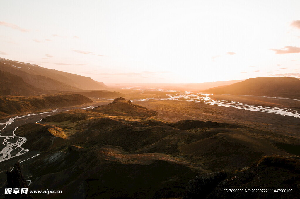 日落时分的山谷风光