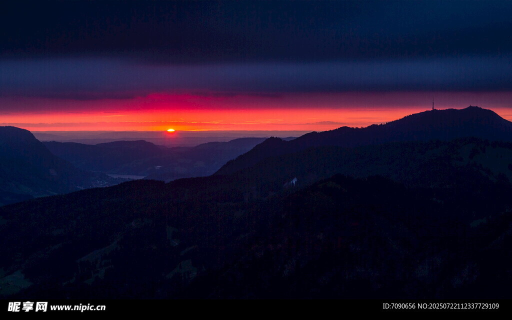 日落时分的壮丽山景