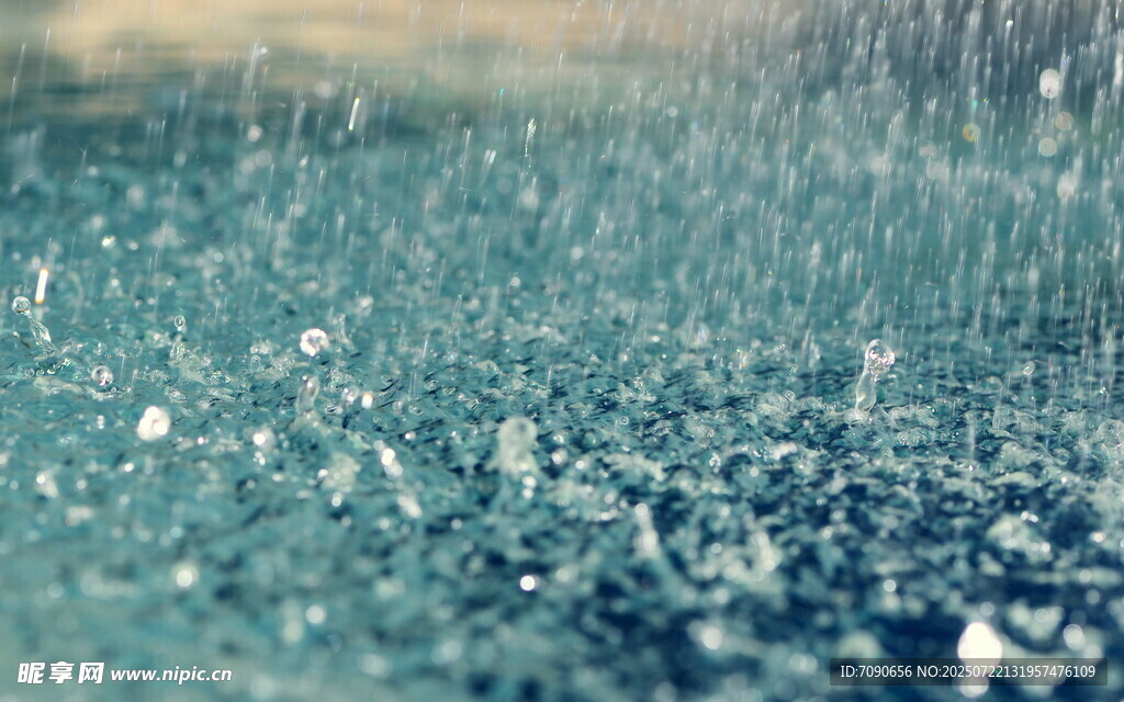 雨滴落入水面的美丽瞬间