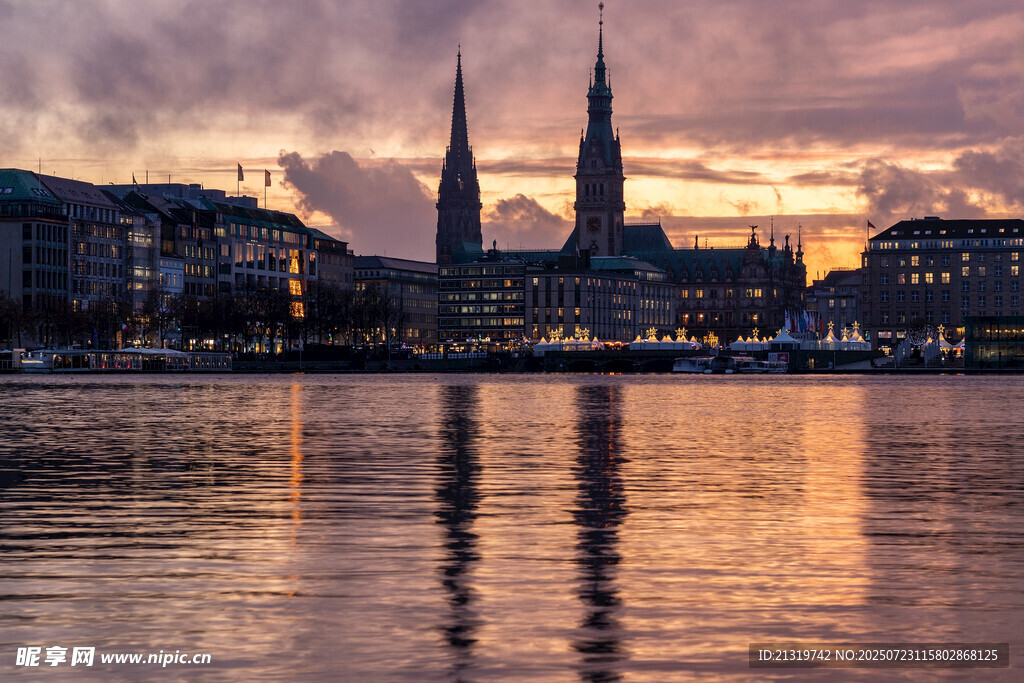 黄昏下的城市河畔美景