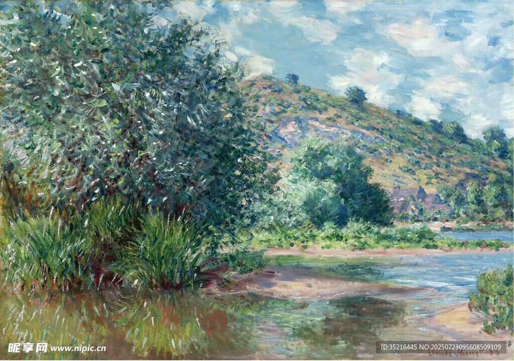 河畔绿意盎然的自然景致