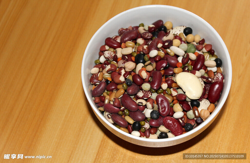 一碗多彩混合豆类谷物