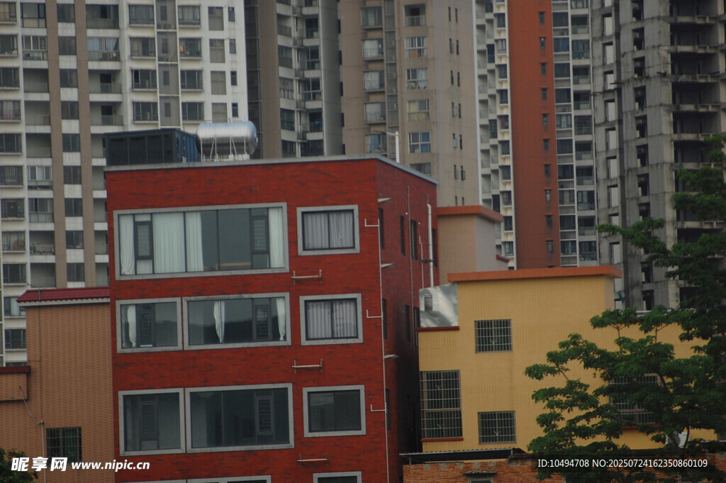 红顶建筑与高楼相映成趣