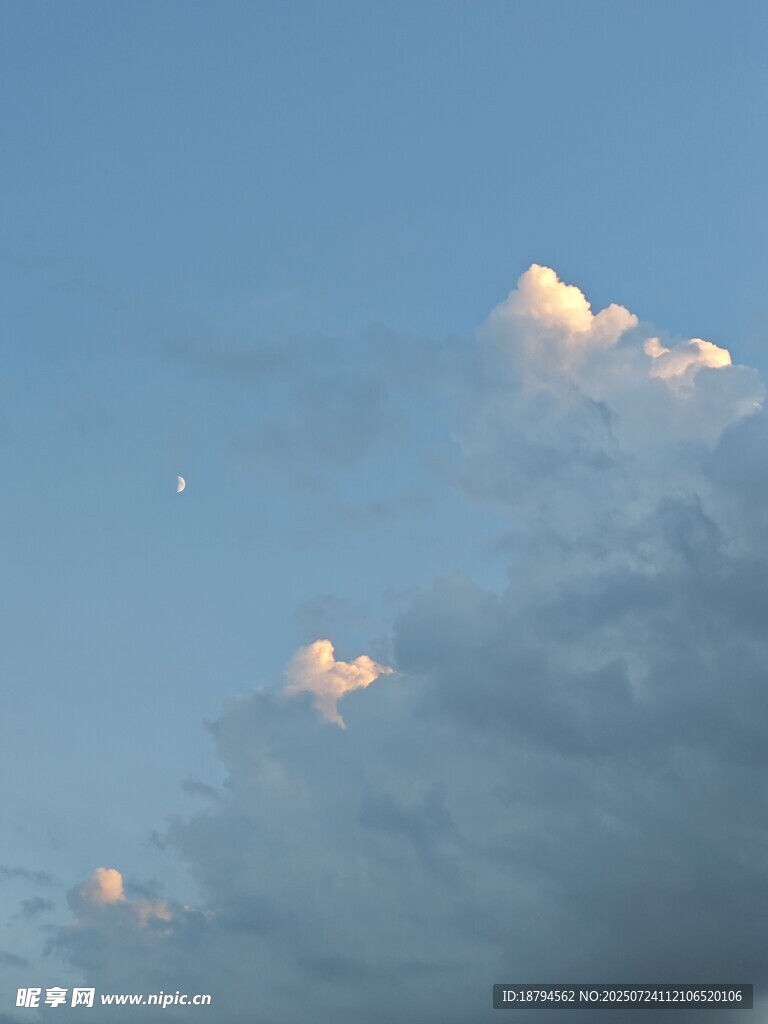 蓝天与月亮