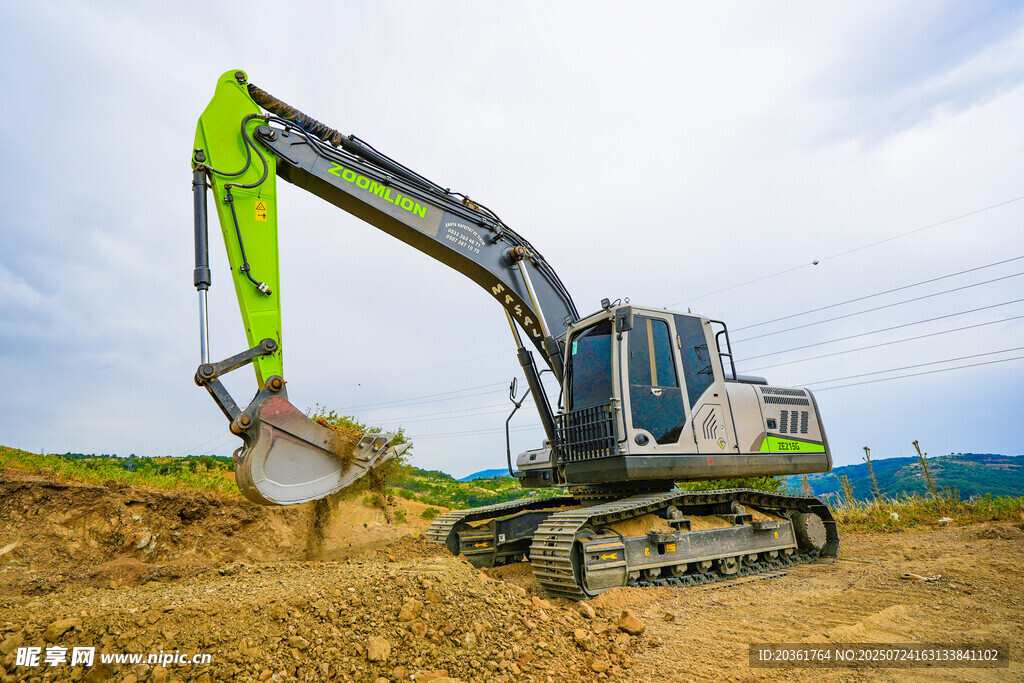 工地作业的绿色挖掘机