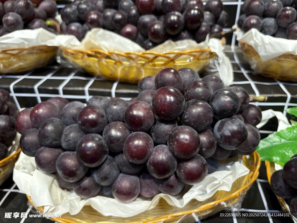 新鲜紫葡萄摆放在篮中