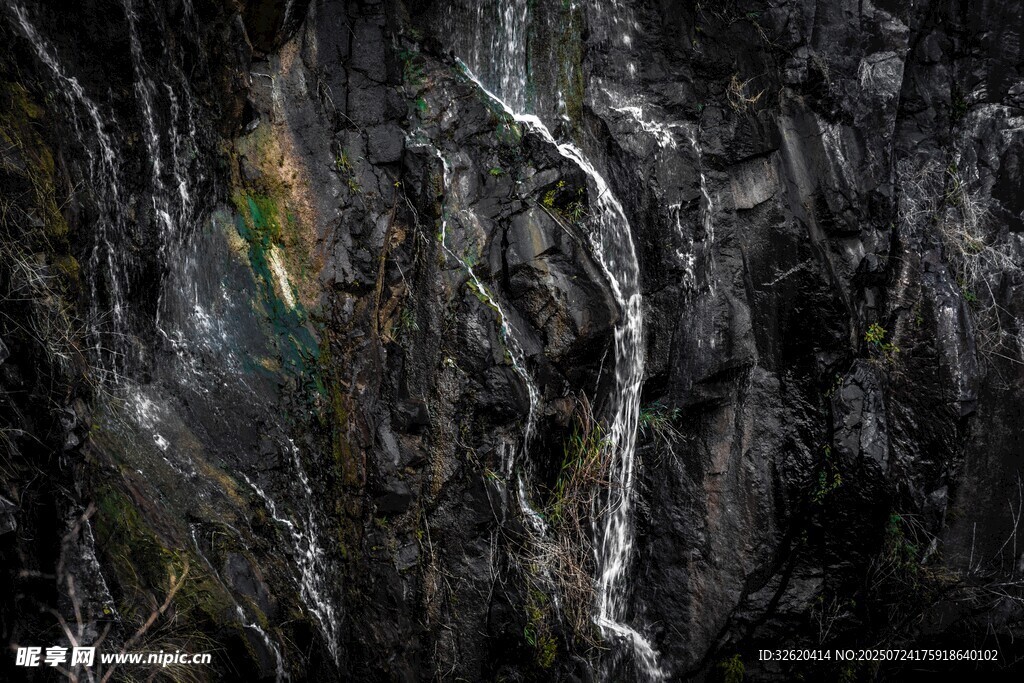 山间瀑布水流倾泻而下