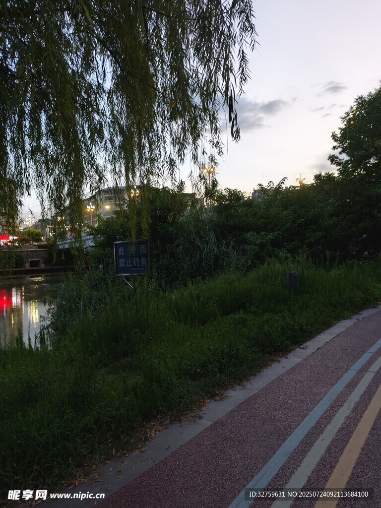 黄昏下的河畔步道景色