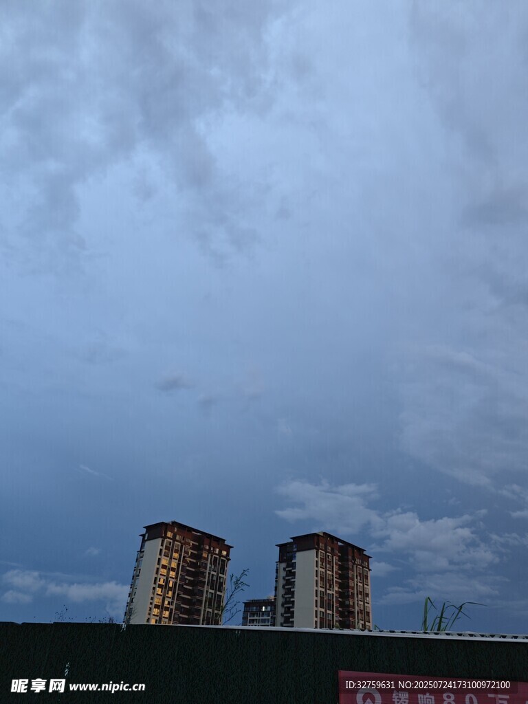 阴天城市建筑景观