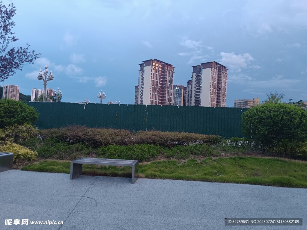 城市户外景观中的休憩长椅