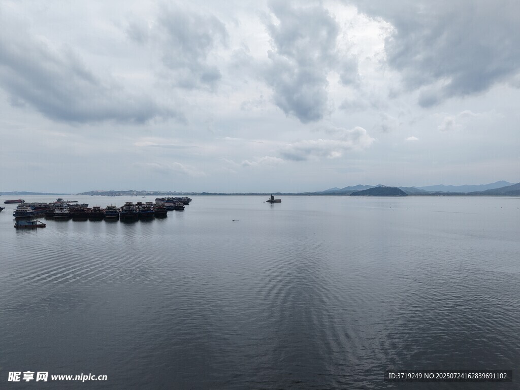宁静湖面与远岸船只景象