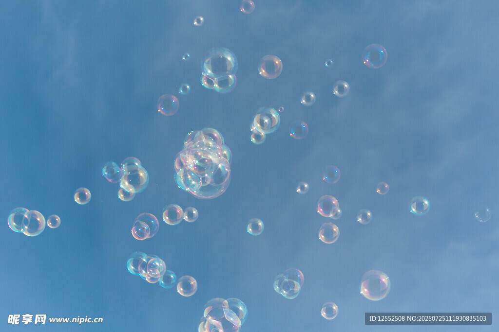 蓝天中飘浮的梦幻泡泡