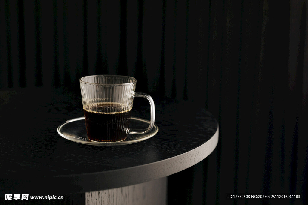 黑色圆桌上的一杯咖啡