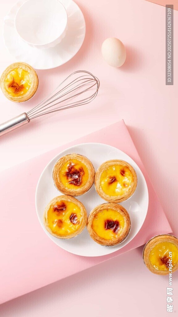 粉色背景上的美味小点心