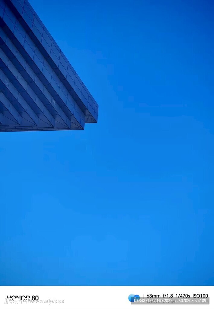 蓝天映衬下的建筑一角