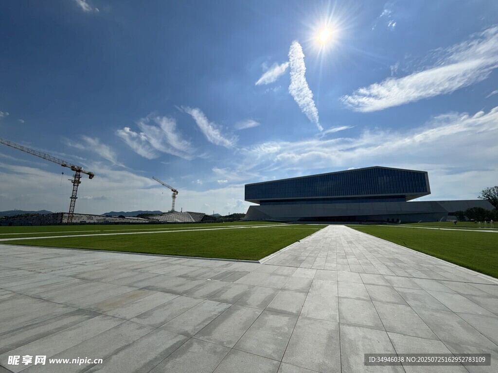 开阔厂区前的阳光大道