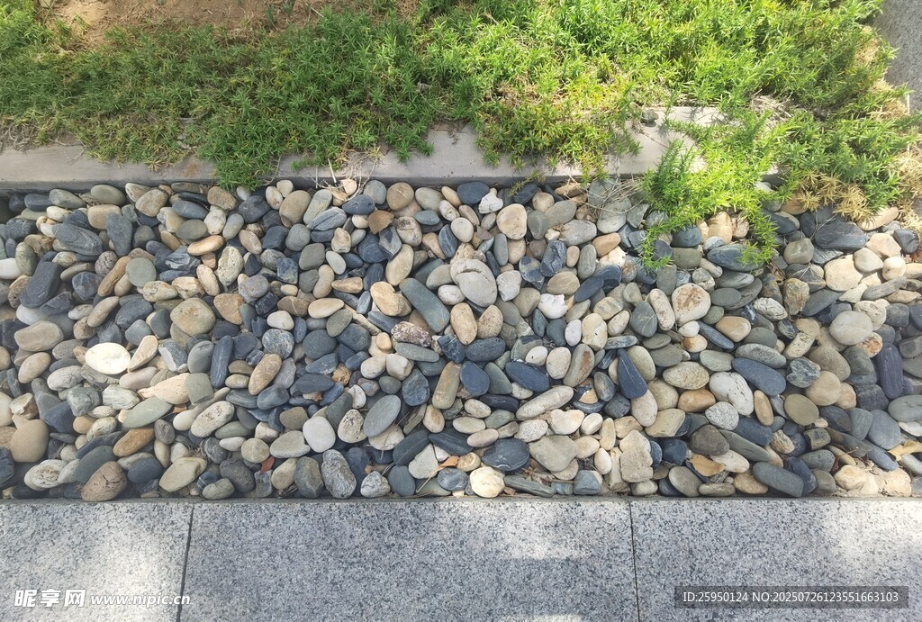 碎石铺就的别致地面景观