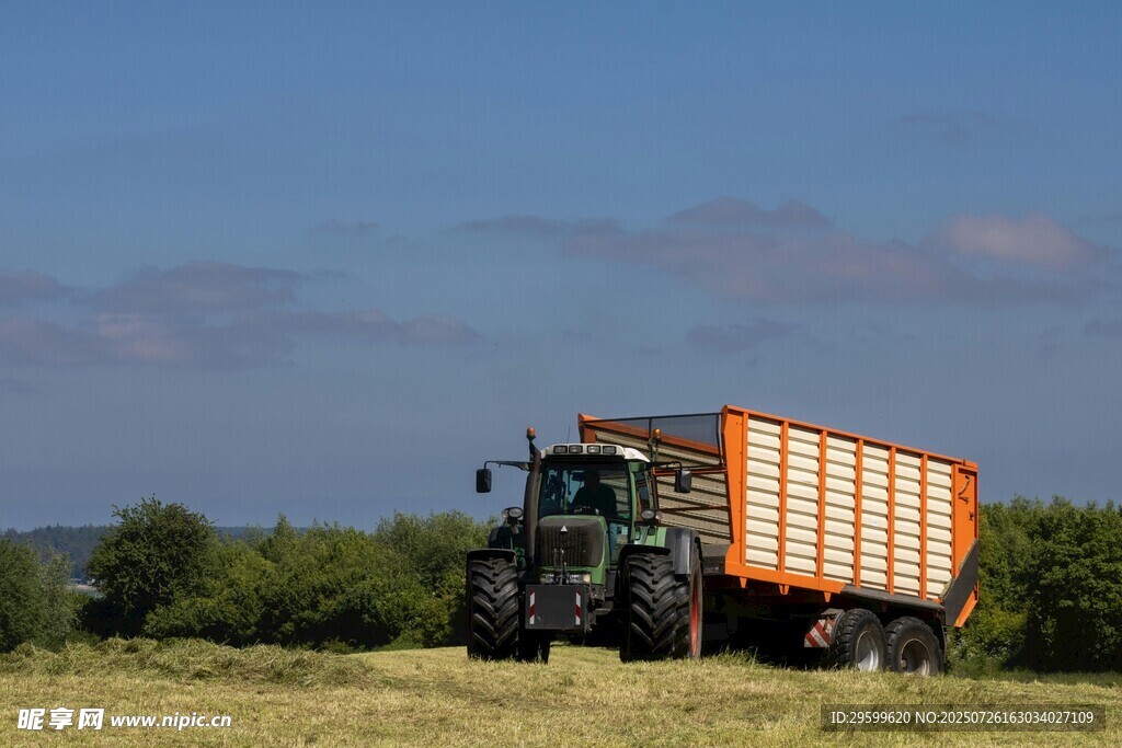 田野中的农用卡车