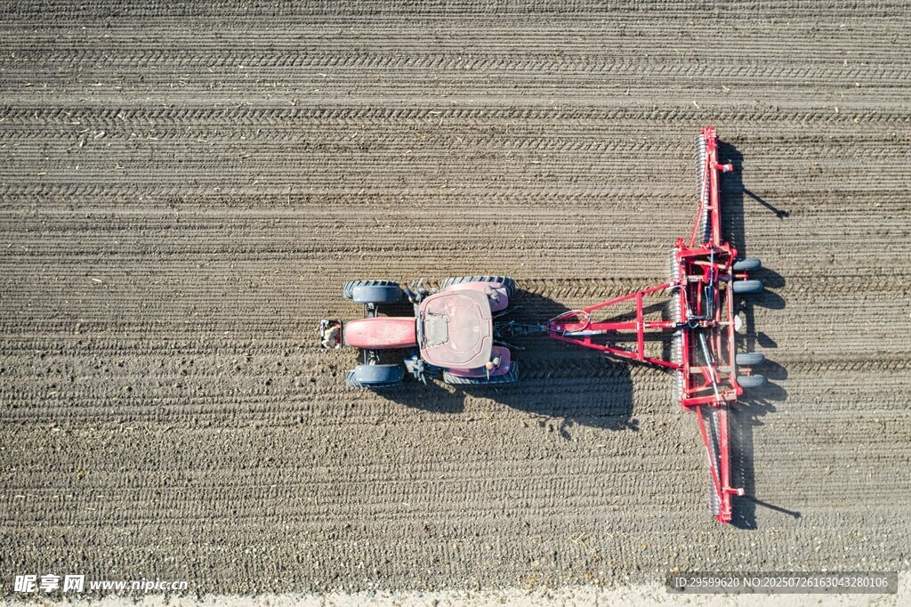 农田中的红色农用机械设备