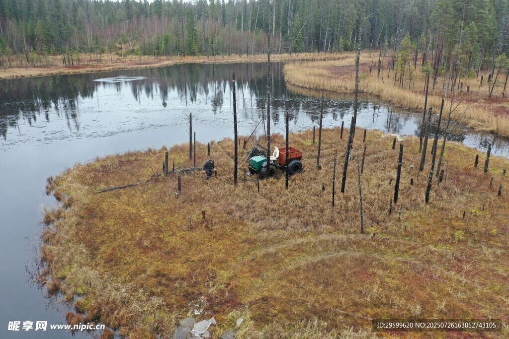 湖畔荒野中的车辆