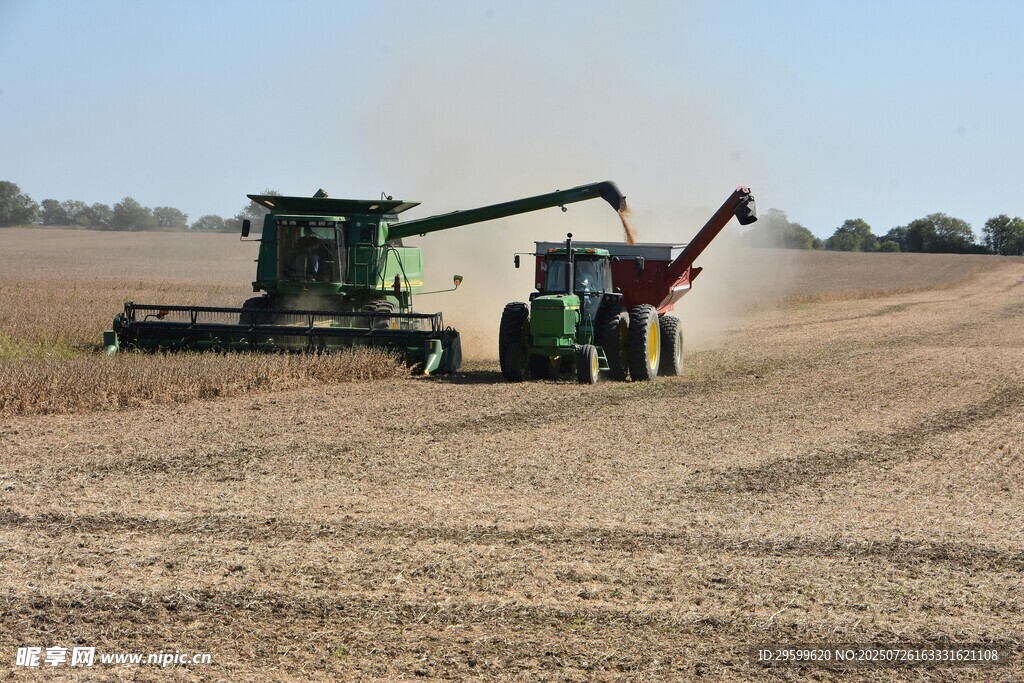 农田里的联合收割机作业