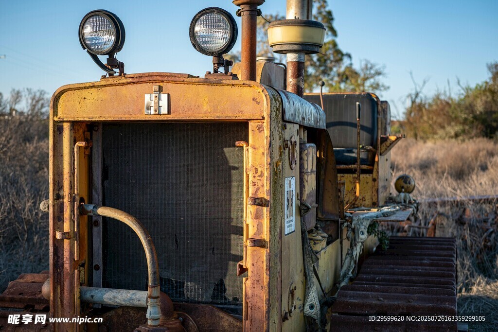 老旧推土机特写