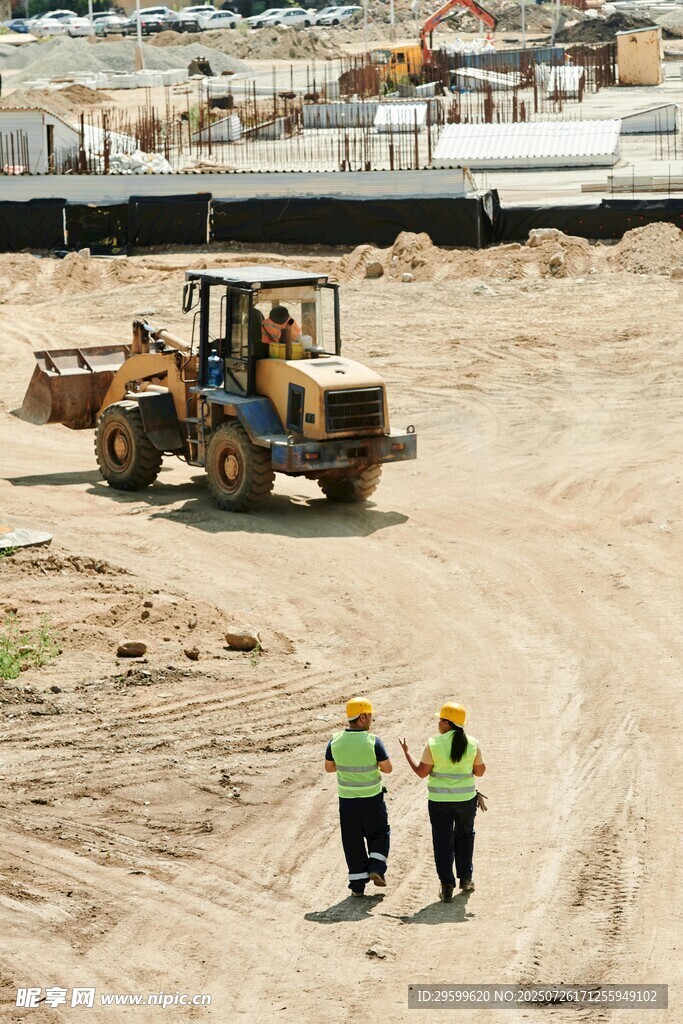 工地现场的工人与装载机